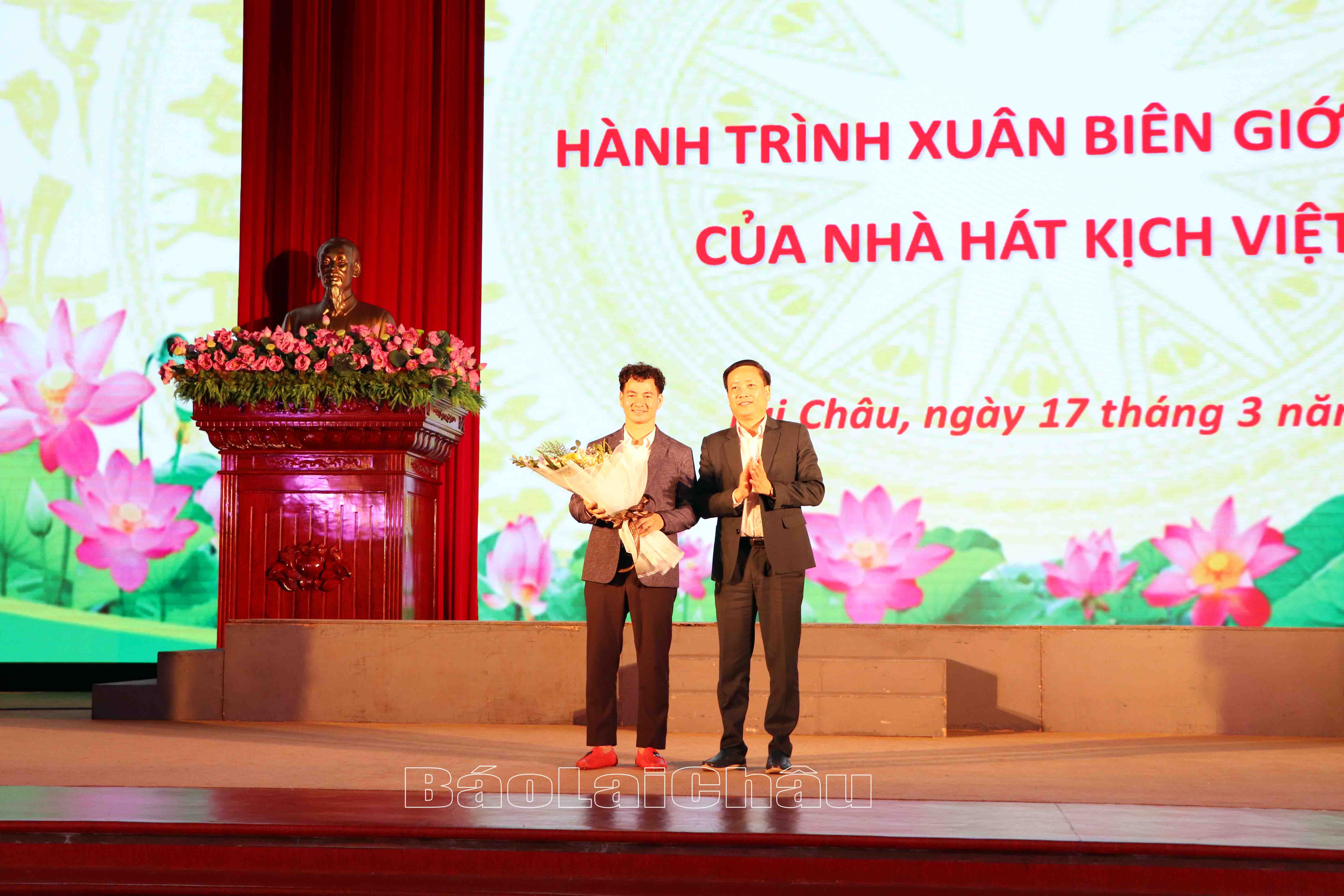 Đồng chí Lê Đức Dục - Ủy viên Ban Thường vụ Tỉnh ủy, Trưởng Ban Tuyên giáo Tỉnh ủy tặng hoa Nhà Hát kịch Việt Nam. 